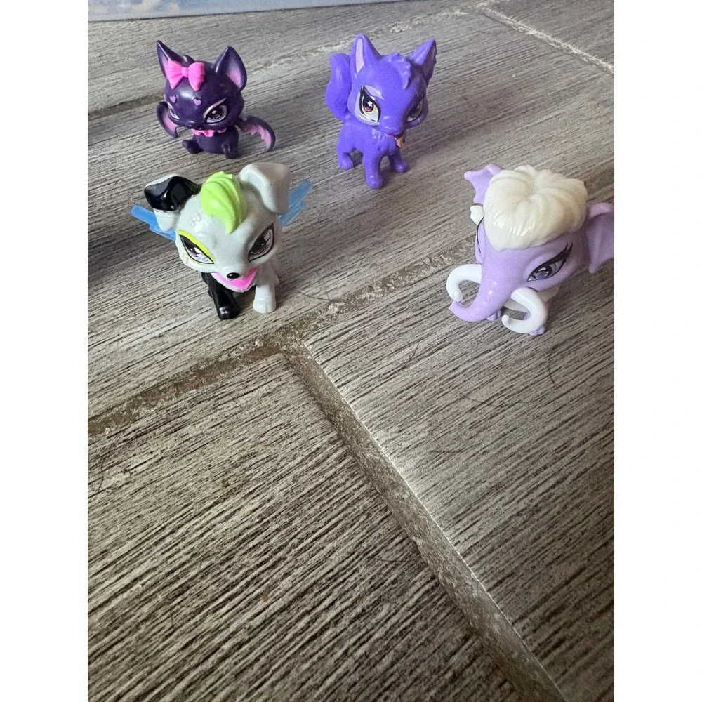Monster High G3 Doll Accessories and Pets Lot Count Fabulous Watzie Hissfits Bag